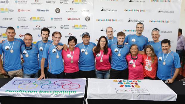 De izq. a dcha., Ezequiel Baraja, Peter Czanyo, Álvaro Casillas, Fernando Pedro Marino, María del Pilar Pereyra, Silvio Velo, Pinky Zuberbuhler (nutricionista), Matías Gutiérrez (director del proyecto), Pablo Giesenow, Santiago Arce (médico), Elisa Sampietro de Forti, Paula Paretoy Julián Weich
