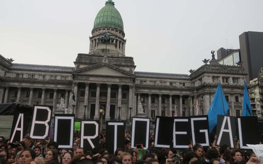 Cientos de personas se manifiestan para pedir que el Congreso apruebe un proyecto de ley que garantice el aborto seguro, legal y gratuito en todo el país, frente a la sede del Congreso argentino en Buenos Aires (Argentina)