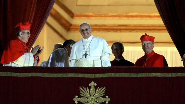 Imagen de hace cinco años: el Papa Francisco I (c), de 76 años, se dirige a miles de peregrinos reunidos en la Plaza de San Pedro, en El Vaticano, luego de ser elegido nuevo pontífice hoy, miércoles 13 de marzo de 2013. Es el Papa 266 de la Iglesia Católica y el primero de América Latina