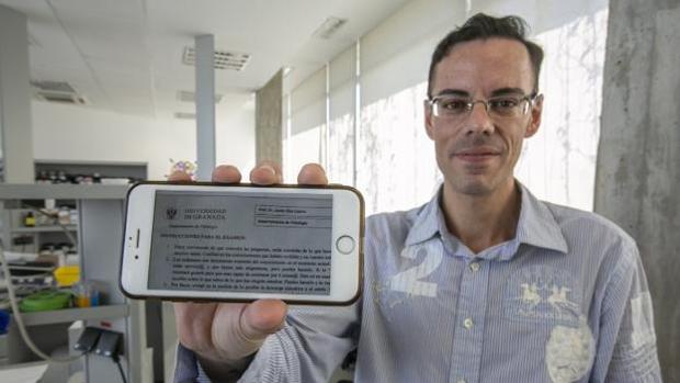 Javier Díaz Castro muestra en un teléfono el folio con el que acompañó a su examen