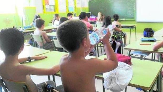 Alumnos de segundo de Primaria del colegio Ciudad de la Paz de El Palma de Murcia dan clase sin camiseta asfixiados por el calor en una foto de archivo