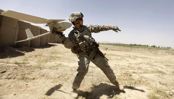 Un soldado del Ejército norteamericano se prepara para hacer volar un drone