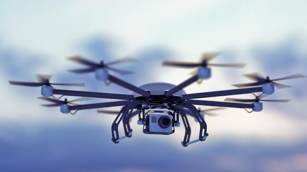 Detalle de un dron en pleno vuelo