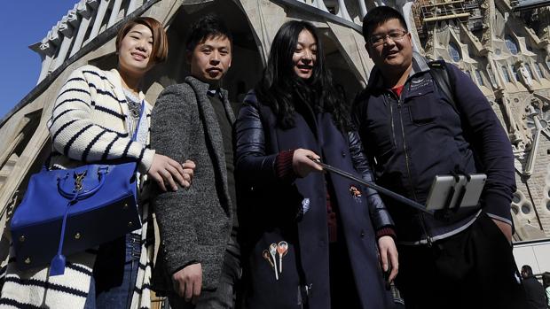 Turistas tomando un selfie junto a la Sagrada Familia