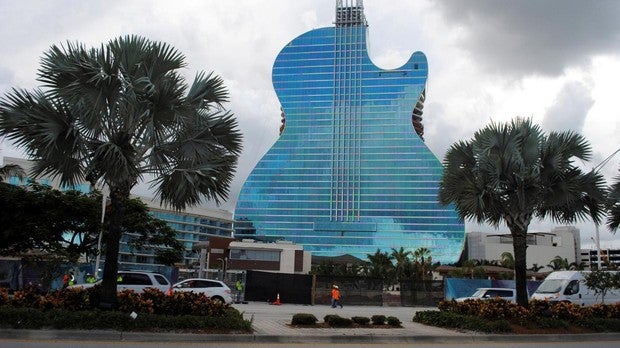 El grupo Hard Rock última la fase final del Hotel Guitarra, un impresionante complejo hotelero en Fort Lauderdale (Florida, EEUU)